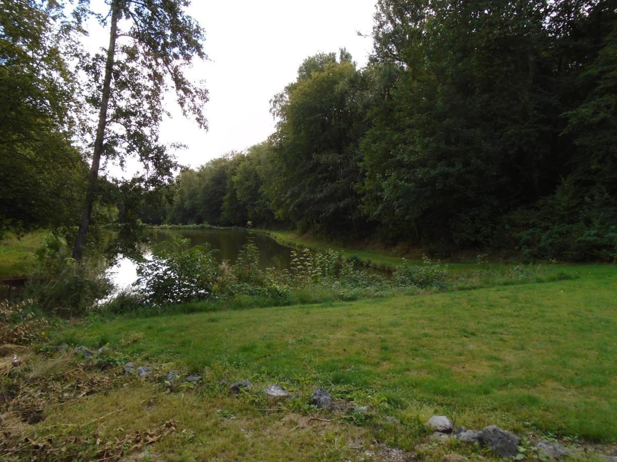 Deux étangs poissonneux au milieu des bois avec gîte moderne, la halte des deux lacs Rosée Extérieur photo